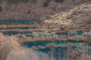 山间蓝绿色清澈水域景观