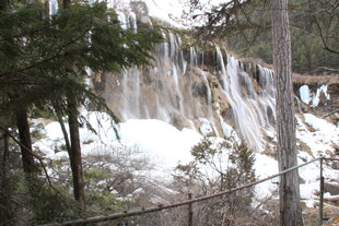 山林间壮观的瀑布景观