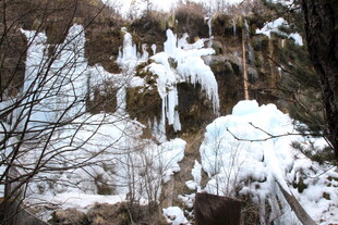 冬日山间冰瀑景观
