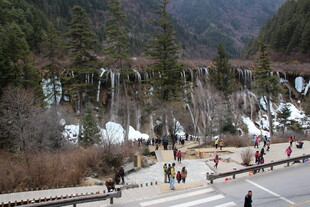 山间步道上的行人与美景