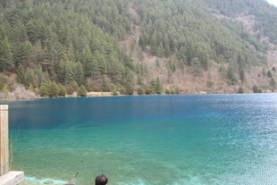 清澈碧绿的山间湖泊