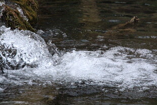 山间溪流潺潺水花飞溅