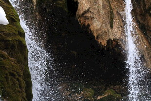 山间瀑布水流倾泻而下