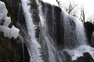 冬日冰雪覆盖的美丽瀑布