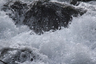 湍急水流冲击岩石景象