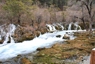 山间溪流瀑布自然美景