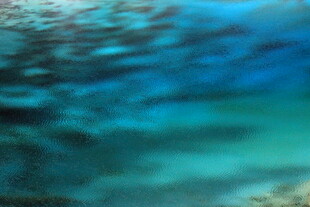 清澈海底的梦幻蓝色水域