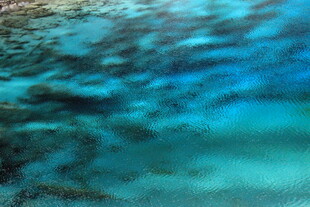 清澈海底的梦幻蓝色水域