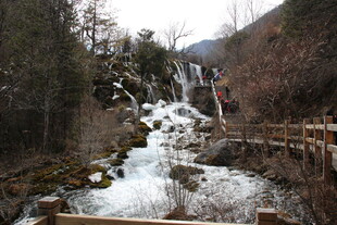 山间溪流旁的木质栈道