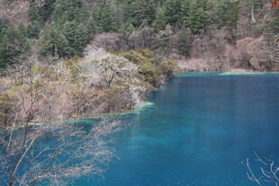 梦幻蓝湖 山林环绕美景