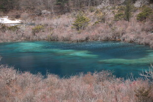 山间蓝湖 尽显自然之美