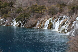 冬日湖畔冰雪覆盖的景象