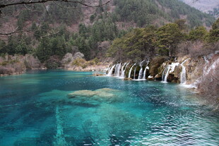 九寨沟蓝绿色湖水瀑布美景