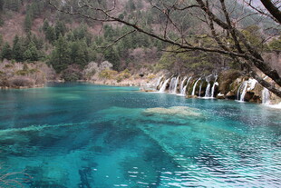 清澈蓝湖与山间瀑布美景