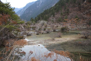 山间静谧水域风景