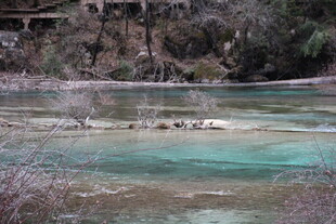 美丽清澈的自然湖泊景观