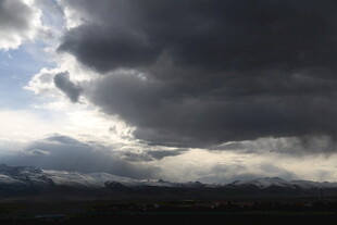 乌云密布的壮丽天空景观