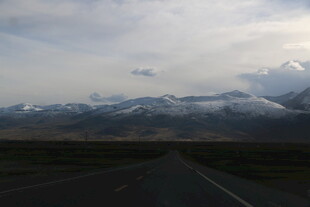 公路尽头的雪山风景
