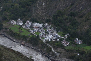 山谷中的静谧村落