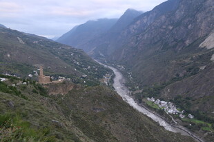 山谷间蜿蜒河流与村落