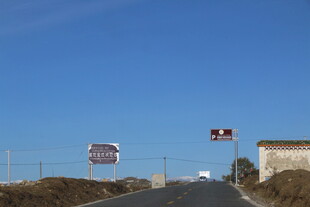 空旷公路旁的户外广告牌