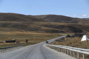蜿蜒公路穿行于开阔原野