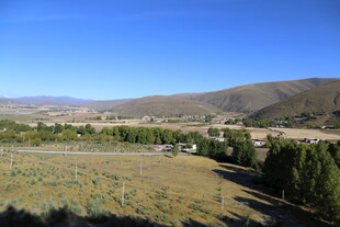 山间开阔地风景
