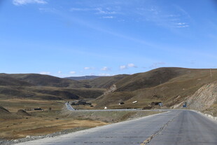 空旷公路延伸至远方