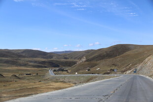 蜿蜒公路穿行于山间景色