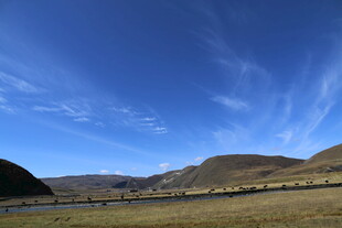 蓝天草原远山美丽风光