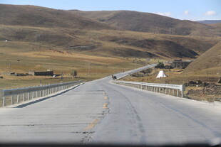 蜿蜒公路穿行于山间