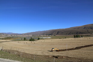 广阔田野与远山风景