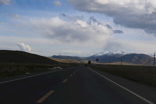 公路伸向远方的壮美风景