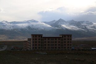 雪山下的多层建筑