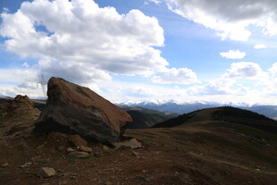 山间巨石与蓝天白云美景