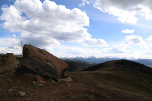 山间巨岩与蓝天白云美景