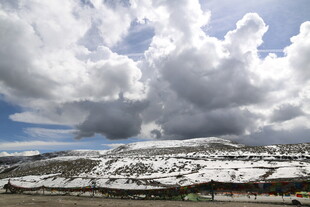 雪山之上的壮丽云层