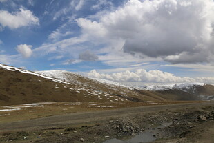 雪山下的开阔公路风景