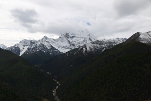 雪山环绕的山谷景观