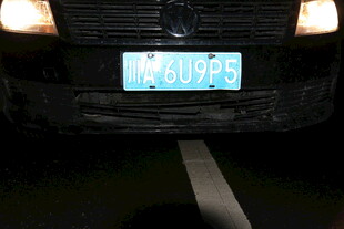 汽车底部悬挂部件特写