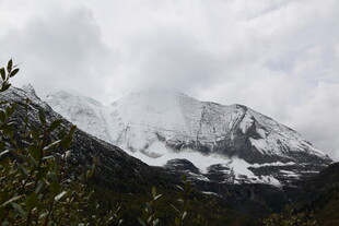 雪山云雾间的自然景致