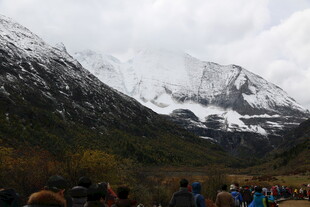 雪山下的人群景观