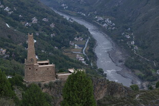 山间河畔的古老建筑