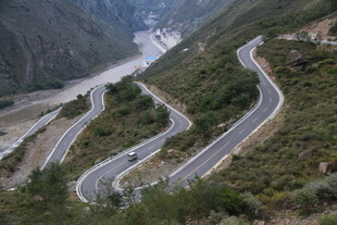 蜿蜒山间公路美景