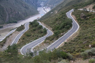 山间蜿蜒公路美景