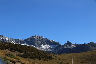 壮丽山景 蓝天白云下的风光
