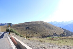 公路旁的开阔山地景观