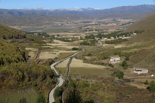 山间蜿蜒公路与广袤田野