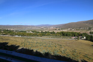 广阔草原与远处山峦风光