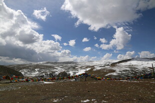 雪山下的开阔风景